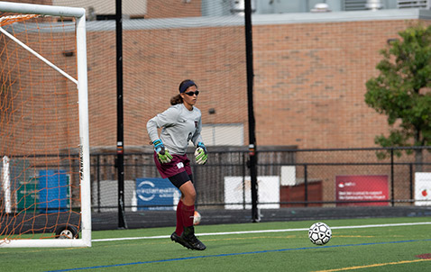 Kiani Barnard-Pratt moving to ball at net.